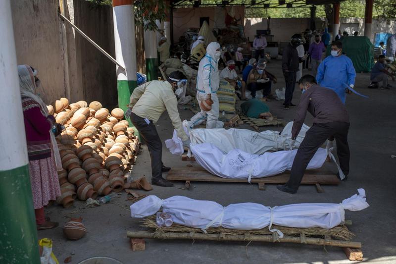 xPortal - Pakao na zemlji u Indiji: spaljuju na hiljade mrtvih od korone, zaraženi kiseonik kupuju na buvljacima