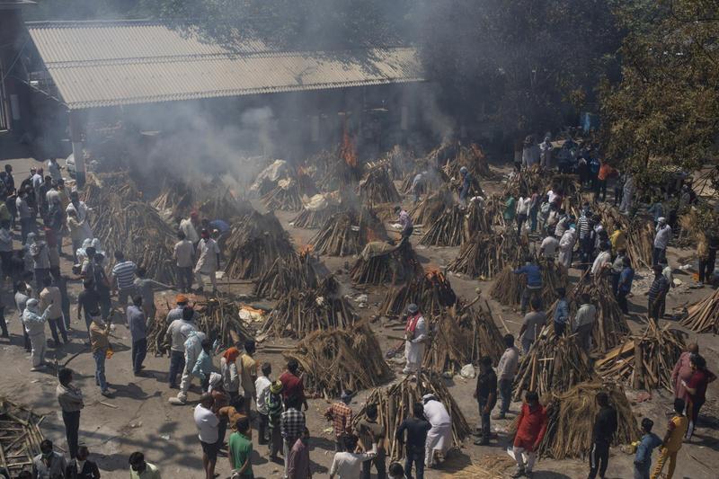 xPortal - Pakao na zemlji u Indiji: spaljuju na hiljade mrtvih od korone, zaraženi kiseonik kupuju na buvljacima