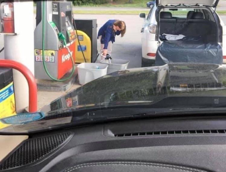 xPortal - Vlada SAD moli građane da ne sipaju benzin u kese