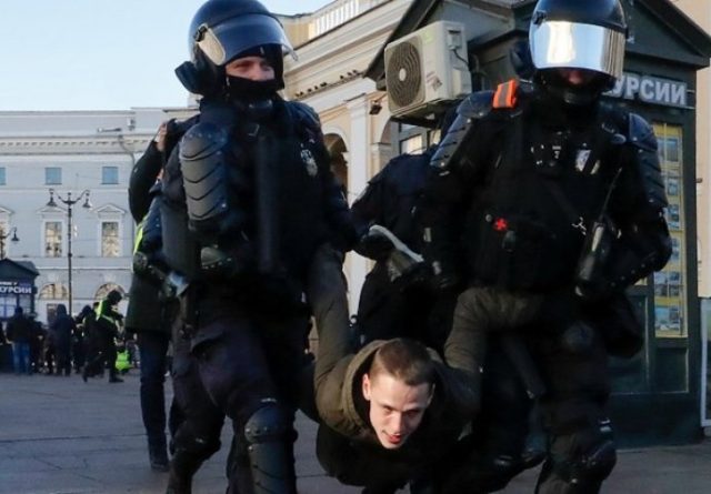 Antiratni protesti u Rusiji: Uhapšeno više od 800 osoba