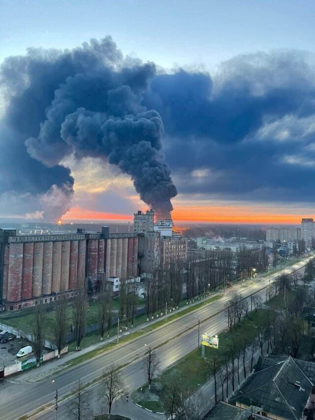 Gori veliko skladište nafte u Brjansku u Rusiji