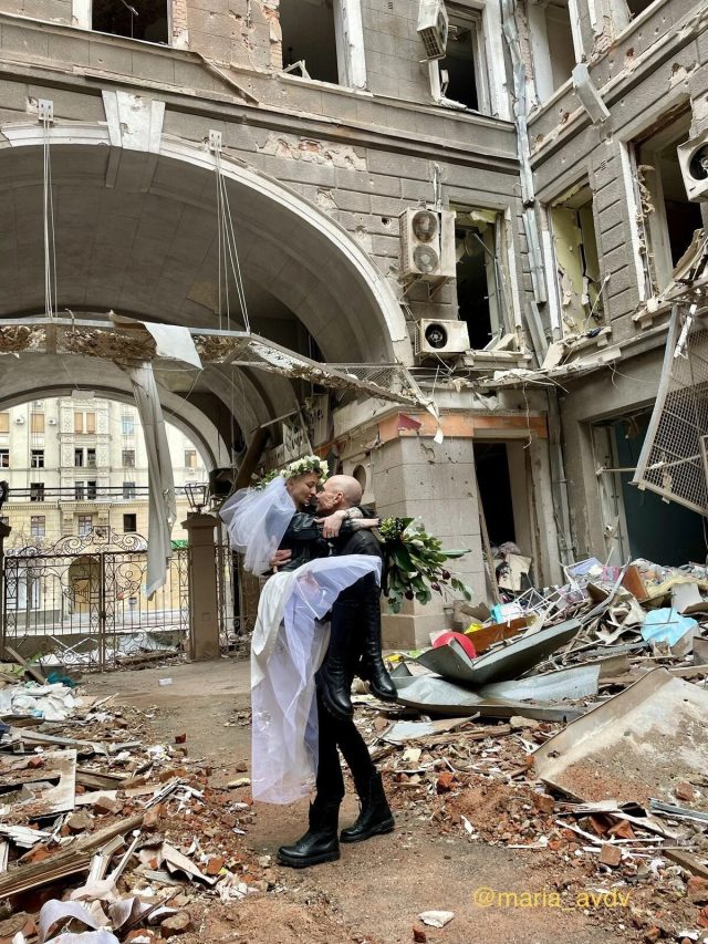Ukrajinski par se vjenčao usred invazije