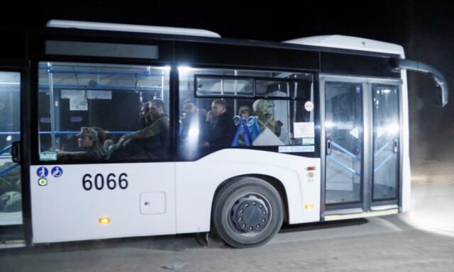 Ukrajinski vojnici autobusima napuštaju čeličanu Azovstal