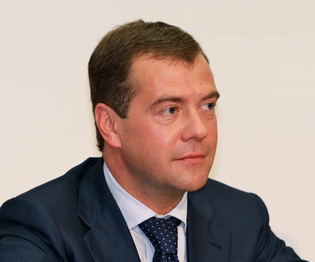 Medvedev: Ako Kijev upotrijebi strano oružje protiv Rusije, uslijedit će udari na centre odlučivanja