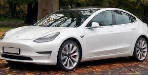 Tesla će opozvati milion automobila zbog problema sa zatvaranjem prozora