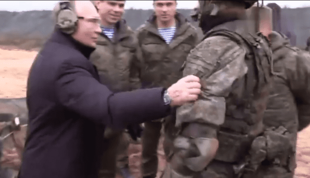 Putin obišao mobilizirane regrute. Pucao iz snajpera